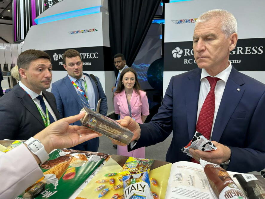 Министр спорта РФ Олег Матыцин посетил выставочный стенд Саратовской области