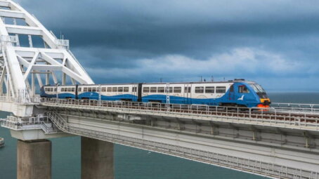 12 пассажирских поездов задерживаются по пути в Крым и обратно, заявила компания Гранд Сервис Экспресс