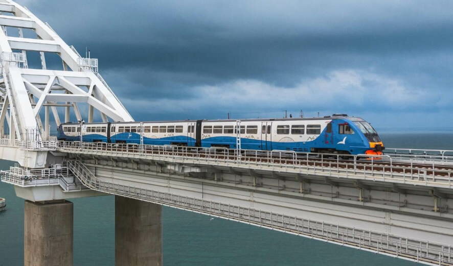 12 пассажирских поездов задерживаются по пути в Крым и обратно, заявила компания Гранд Сервис Экспресс