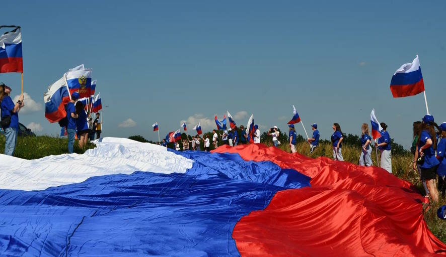 Тамбовская молодёжь развернула на самой высокой точке региона 100-метровый российский триколор