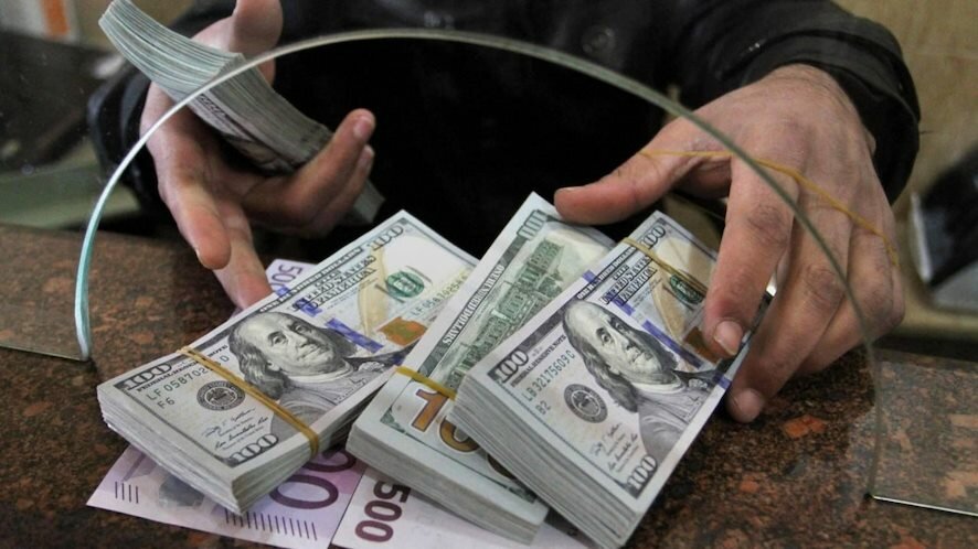 Что происходит с долларом и евро в крупнейших банках РФ на фоне американских санкций против Мосбиржи