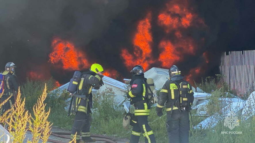 Крупный пожар произошел на заводе по производству акриловых ванн в поселке Гигант во Владимирской области