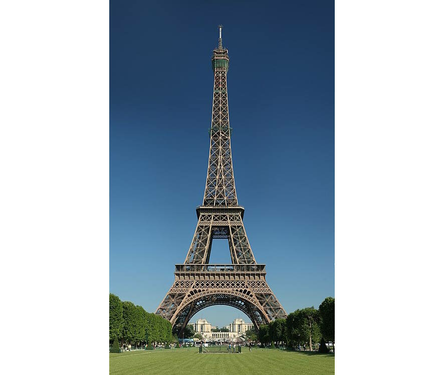 В Париже мужчина напал с ножом на туристов рядом с Эйфелевой башней