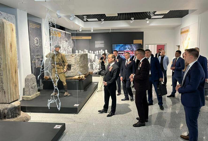 Дмитрий Медведев посетил в Южно-Сахалинске музейно-мемориальный комплекс «Победа»