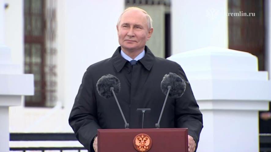 Путин принял участие в церемонии поднятия флага на атомных подводных крейсерах «Император Александр III» и «Красноярск» в Северодвинске.