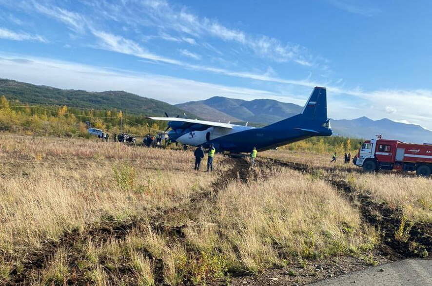 Грузовой самолет съехал с взлетно-посадочной полосы в Магадане из-за отказа двигателя