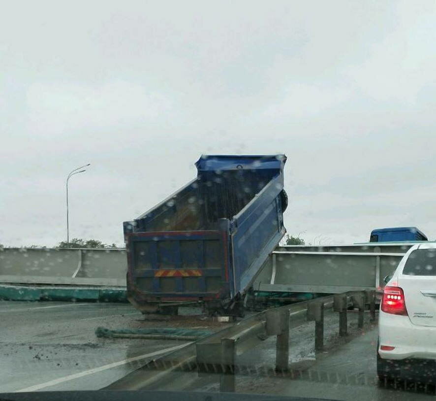 Виадук рухнул на федеральную трассу во Владивостоке