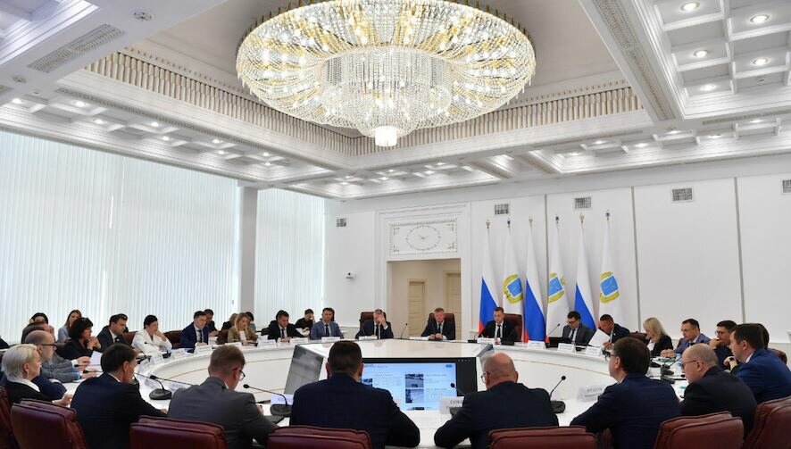 Губернатор Роман Бусаргин провел постоянно действующее совещание с зампредами и министрами Правительства области