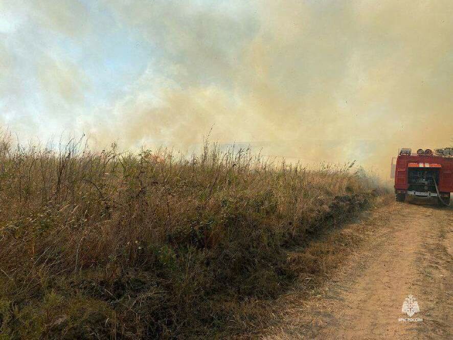 Огнеборцы МЧС России ликвидируют природный пожар в Краснодарском крае