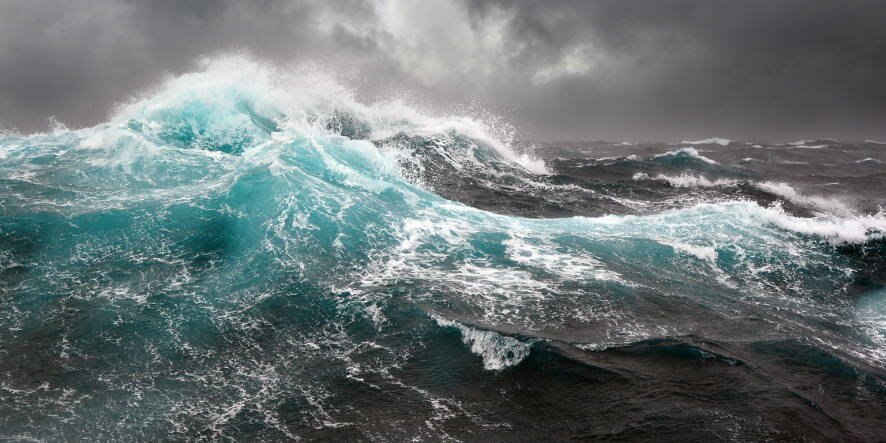 В Сочи опровергли слухи о «шторме века»: ожидается сильный, но штатный шторм