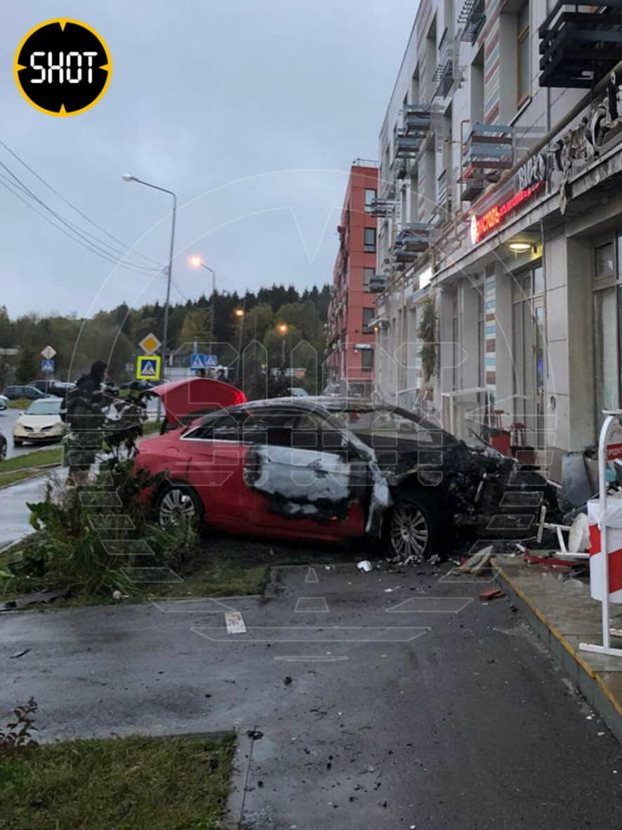 Пьяный водитель врезался в алкомаркет на первом этаже жилого дома в  подмосковных Химках