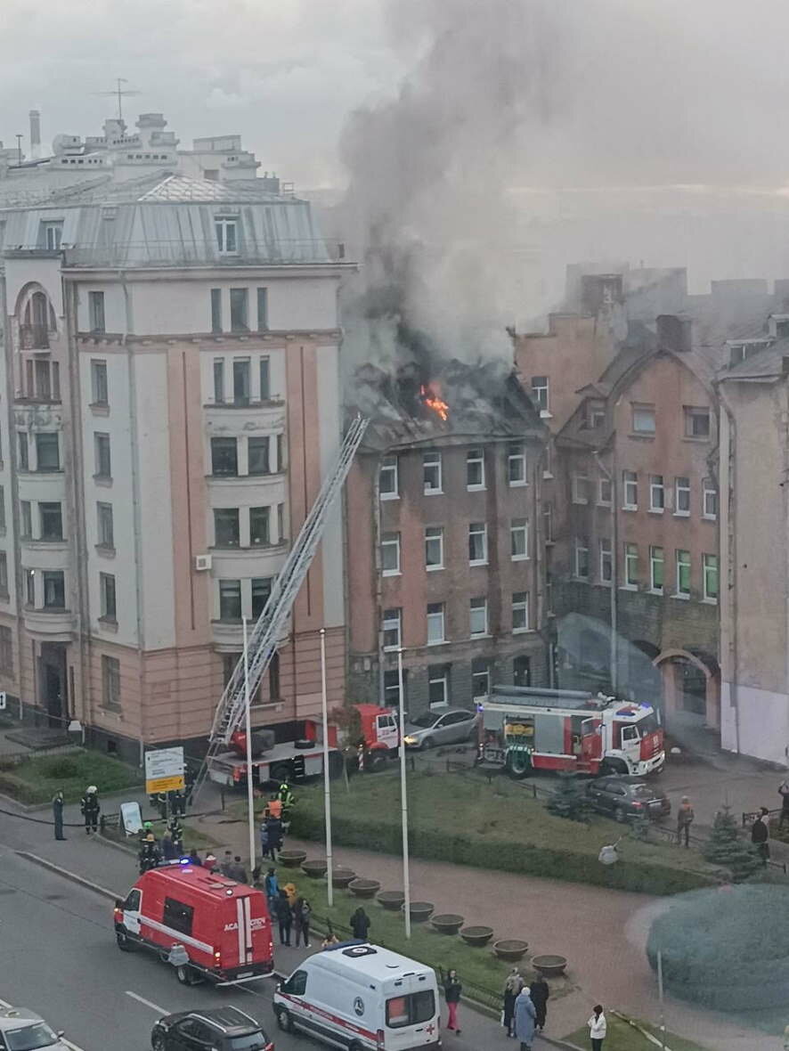 Мансарда жилого дома горит в Петербурге