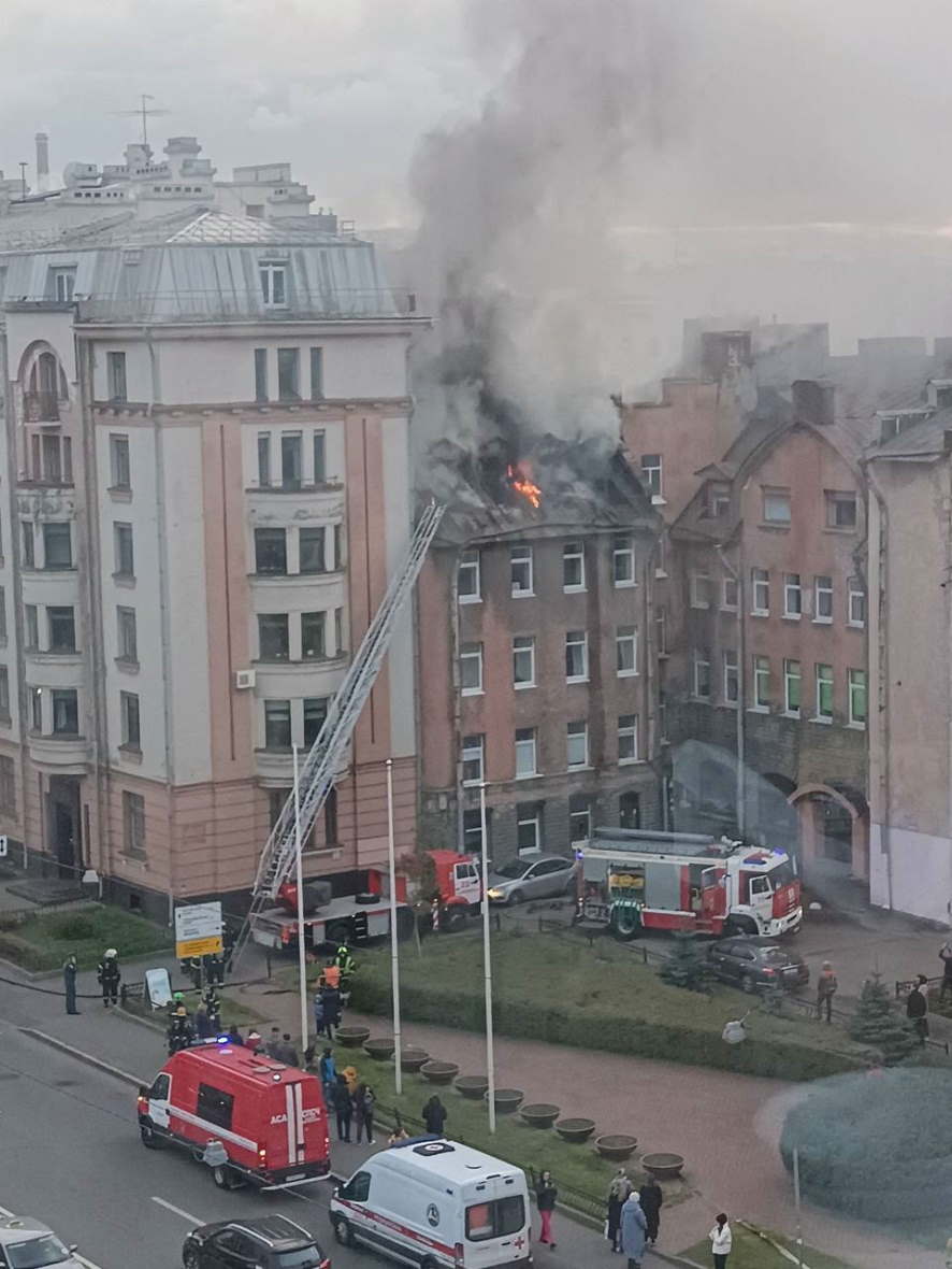 Мансарда жилого дома горит в Петербурге