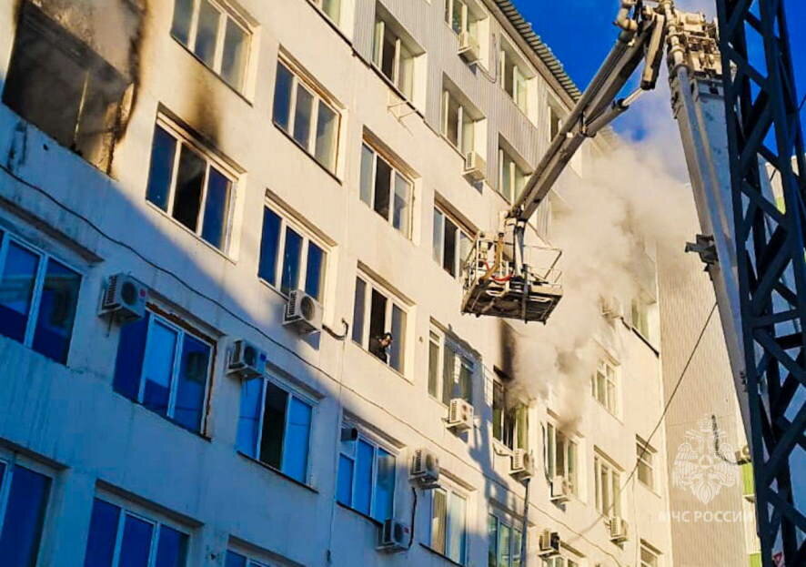 В Якутске огнеборцы МЧС России спасли 52 человека на пожаре