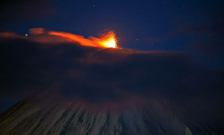 Глава Камчатского края призвал не приближаться к вулкану Ключевская сопка из-за активного извержения