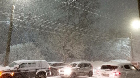 На трассе у Байкала застряли сотни машин, люди провели ночь в пробке при -18 градусах