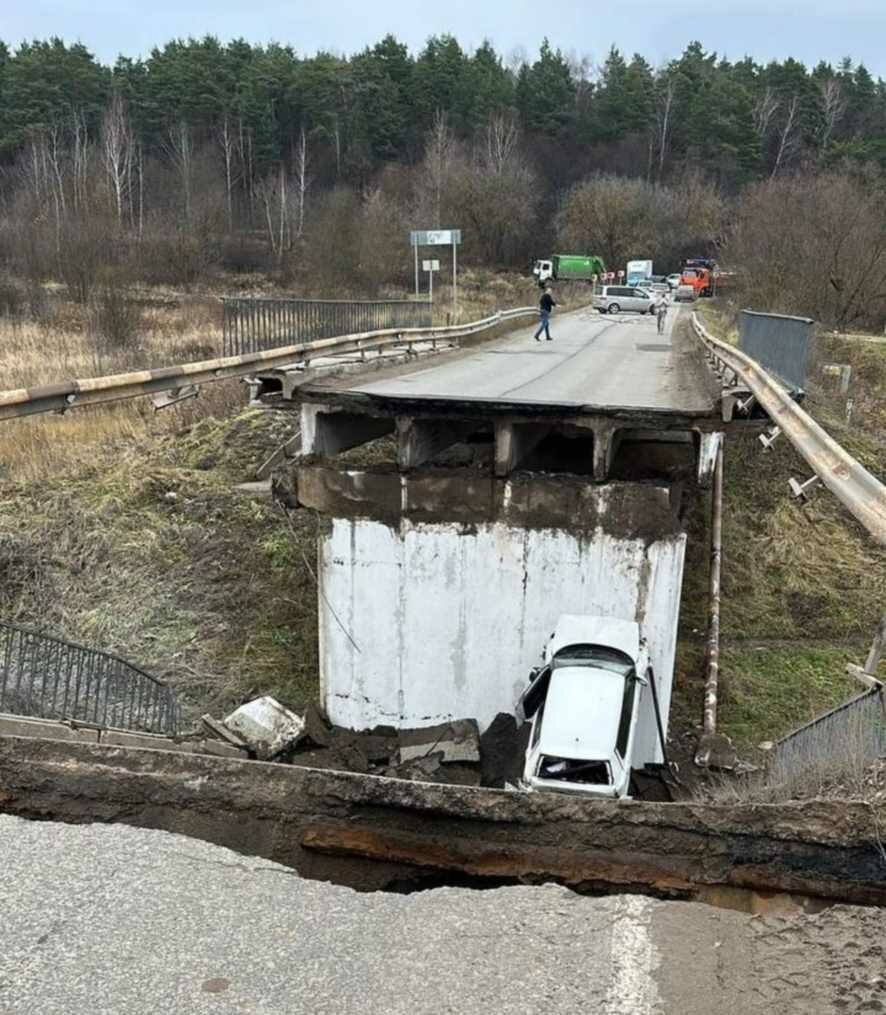 Водителя бетономешалки, вытащившего женщину, машина которой упала при обрушении моста под Подольском, наградят