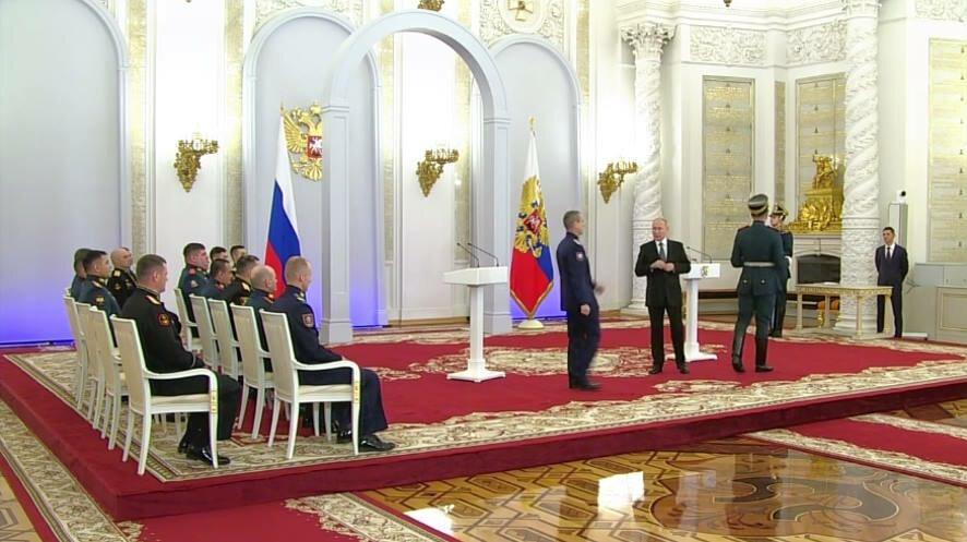 Владимир Путин вручает медали «Золотая звезда» Героям России