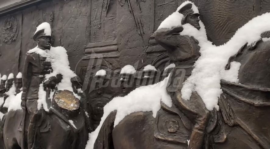 На Красной площади неизвестный испортил барельеф «Парад Победы», обезглавив коня Рокоссовского