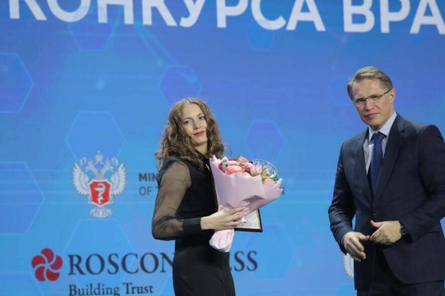 Лучший неонатолог Саратовской области получил награду из рук главы Минздрава РФ
