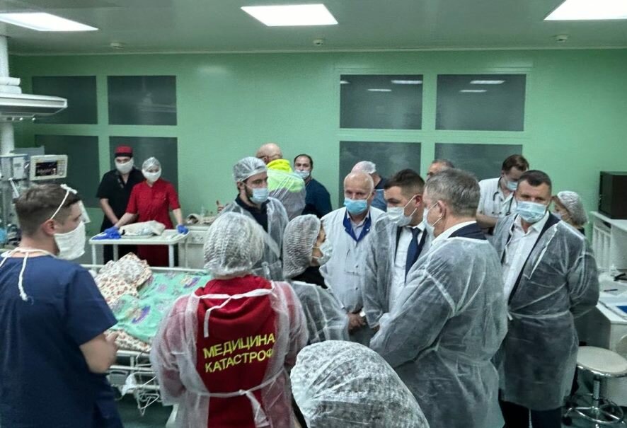 Губернатор Богомаз посетил раненых детей в больнице