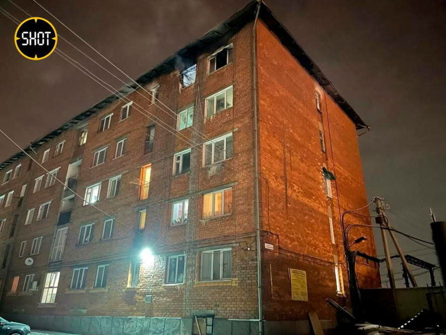 Мать спасла из горящей квартиры двух маленьких детей, сбросив их с пятого этажа соседям