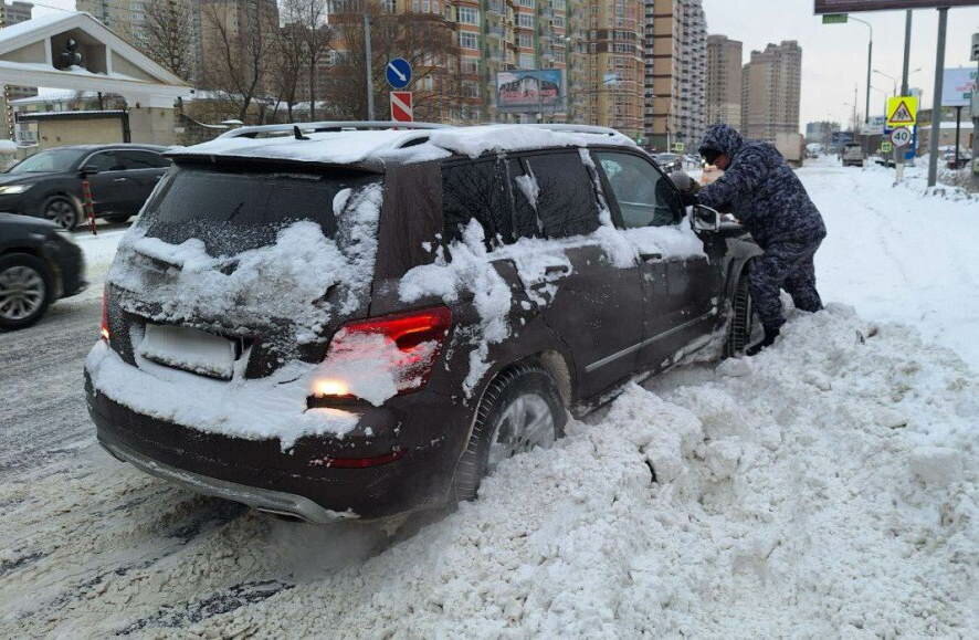 Росгвардия помогает автомобилистам во время аномального снегопада в Центральной России