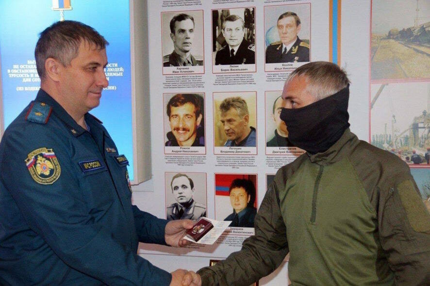 «Вагнеровец» из Вольска получил нагрудный знак МЧС России «За заслуги»