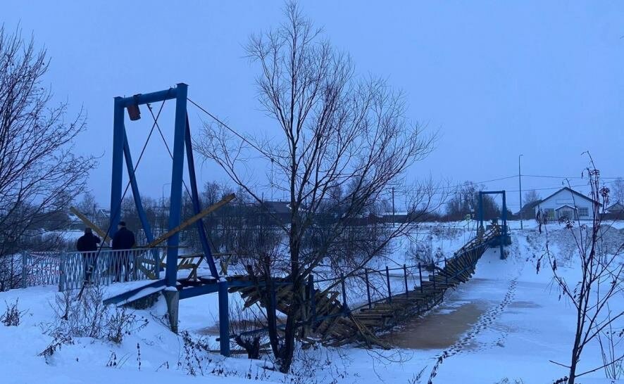 В карельской деревне обрушился пешеходный мост, который только в июле открыли после ремонта за 8,2 млн рублей