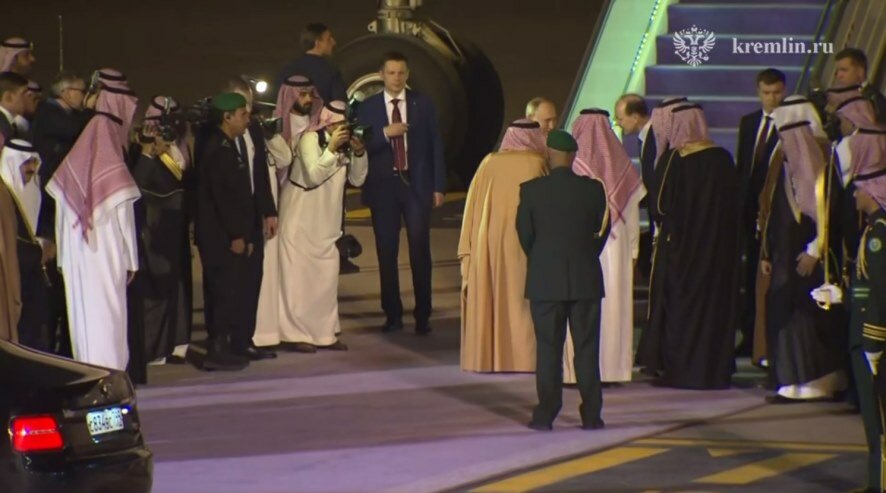 Владимир Путин прибыл с рабочим визитом в Саудовскую Аравию