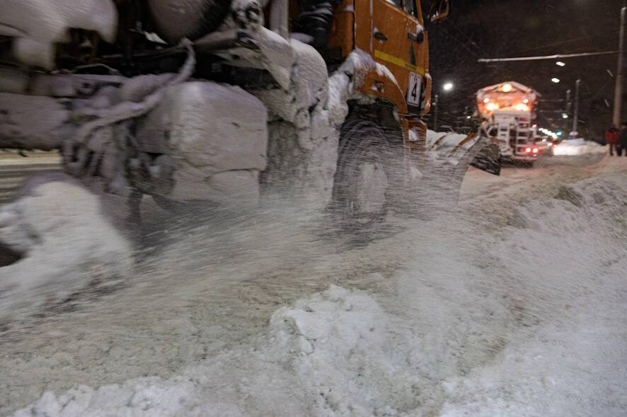 Аэропорт Сахалина закрыт на сутки, КАМАЗы расчищают снег во дворах и на дорогах