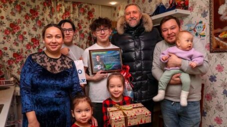 Юрий Бездудный исполнил новогодние желания детей из многодетной семьи Апициных