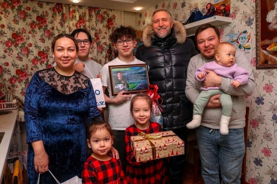 Юрий Бездудный исполнил новогодние желания детей из многодетной семьи Апициных