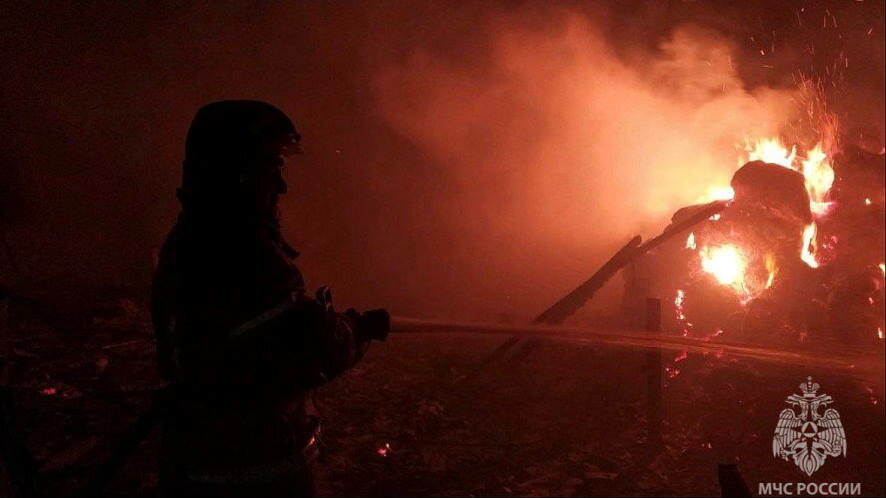 В Ставропольском крае огонь охватил животноводческую ферму