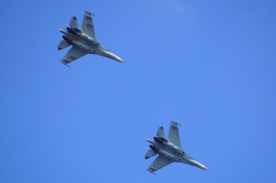 Российские истребители развернули над Черным морем самолет-разведчик RC-135 и два истребителя «Тайфун» ВВС Великобритании