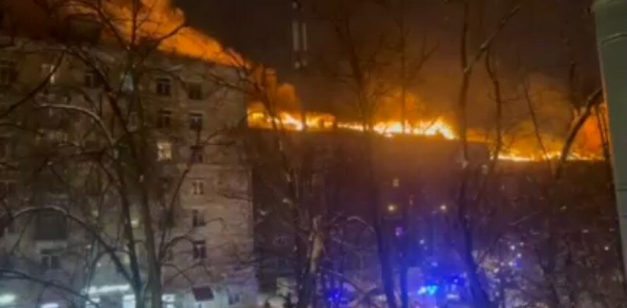 Площадь пожара на улице Черняховского в Москве увеличилась до 4 тысяч квадратных метров