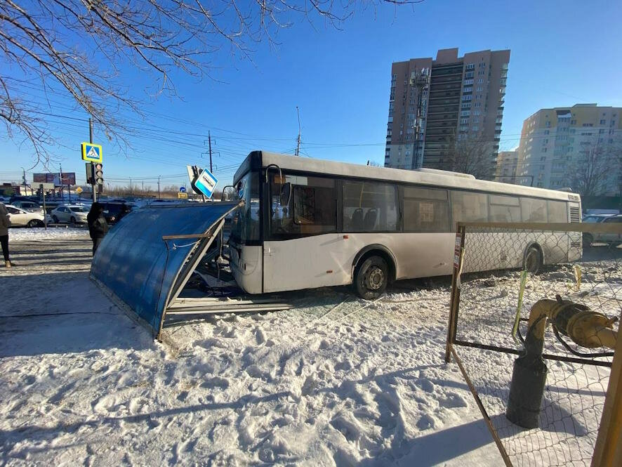 В Ленинском районе Саратова автобус 11 маршрута попал в серьезное ДТП