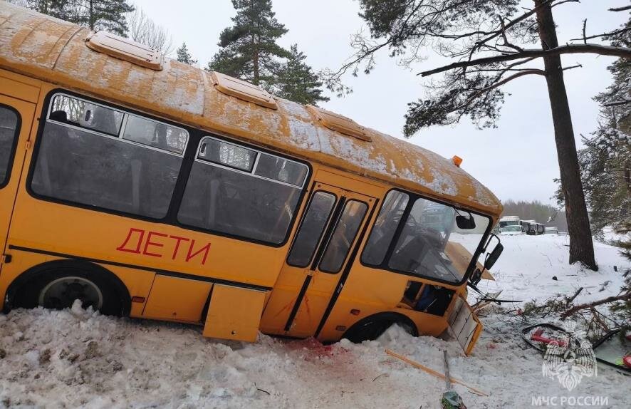 Автобус с детьми улетел в кювет, пытаясь избежать столкновения с фурой в Псковской области