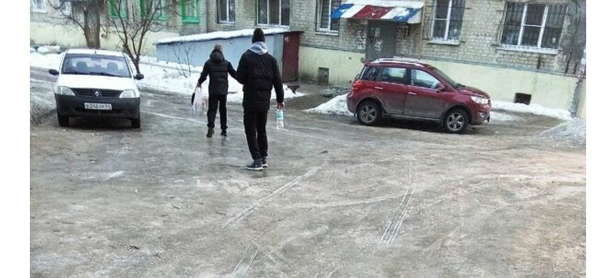 Продолжающийся ледяной дождь превратил дороги и тротуары во всей Саратовской области в огромный каток