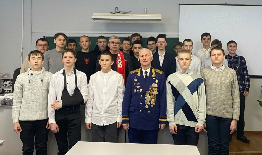 В преддверии 23 февраля школьники встретились с генералом авиации