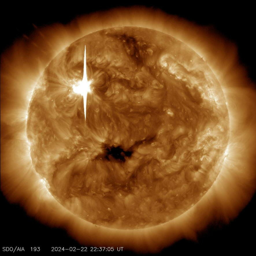 Пятно на Солнце размером в три Земли нацелилось на нашу планету — объявлена максимальная радиационная угроза