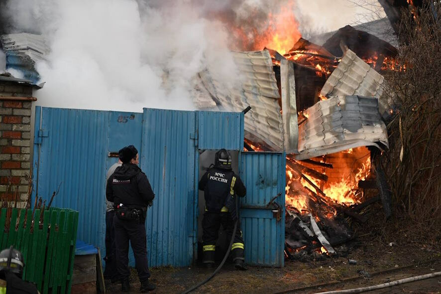 Атака беспилотников ВСУ привела к пожарам и разрушению пяти домов