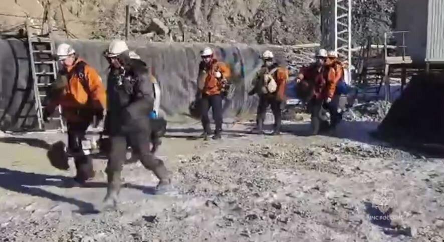 В Амурской области спасатели более 15 часов пытаются добраться до шахтеров, которых завалило в руднике