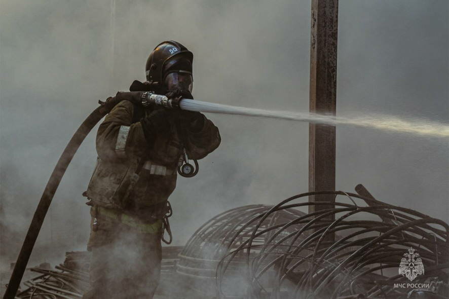 В Пермском крае вспыхнуло здание с торговыми рядами — площадь пожара составляет 800 кв м