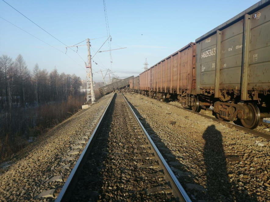 В Забайкалье 20 вагонов сошли с рельсов после столкновения автомобиля с грузовым поездом