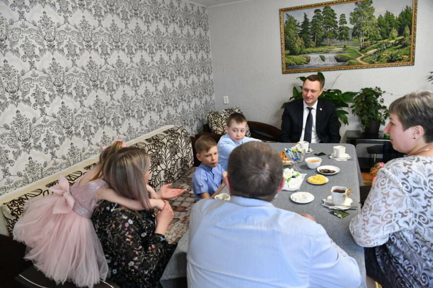 Бусаргин: В Красноармейском районе заехал в гости к родным нашего бойца, участвующего в специальной военной операции