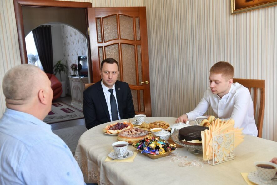 Роман Бусаргин посетил родителей бойца
