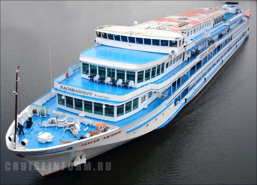 В Москве более 200 человек застряли на борту «Сергея Дягилева» — люди уже сутки ожидают отправления в речной круиз