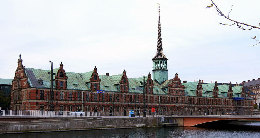 Знаменитый шпиль здания фондовой биржи в Копенгагене рухнул в результате сильного пожара