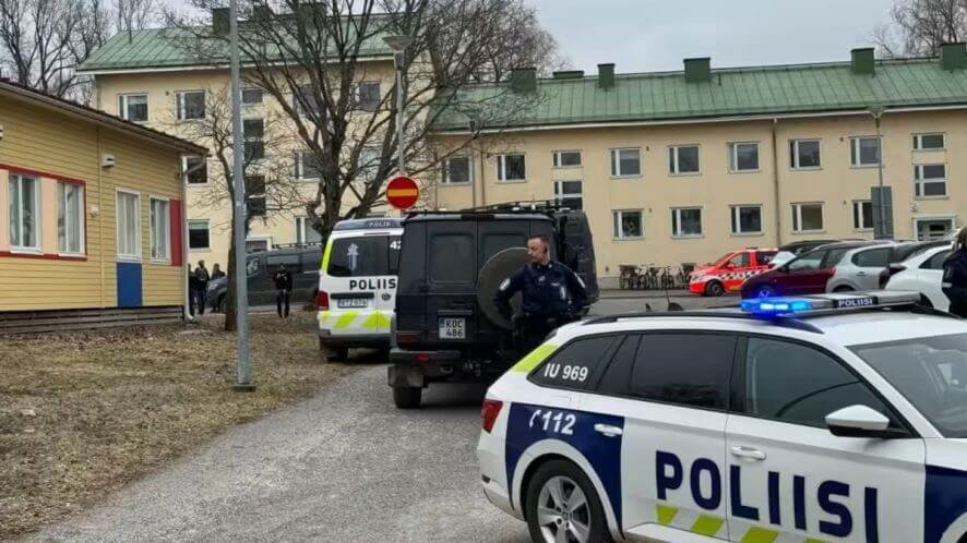 В финской школе города Вантаа 12-летний школьник устроил стрельбу и убил сверстника